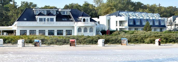 Blick auf das Wellness-Hotel Seeschlösschen vom Strand aus